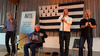 PXL 20251122 225400292